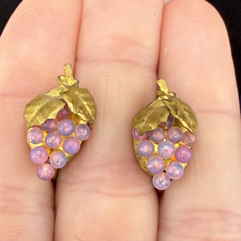 Vintage Grapes Earrings‎ Screw Back Pink Purple Gold Tone NICE